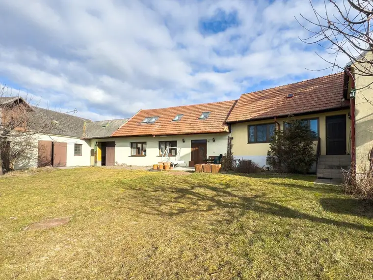 DREIKANTHOF IN ZENTRALER GRÜNLAGE - 1.300 m² Grundfläche - 180 m² Scheunen