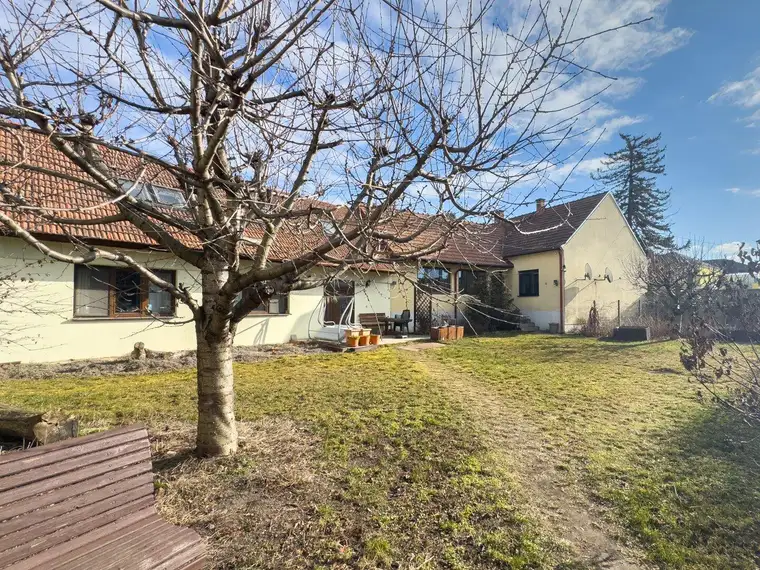 DREIKANTHOF IN ZENTRALER GRÜNLAGE - 1.300 m² Grundfläche - 180 m² Scheunen