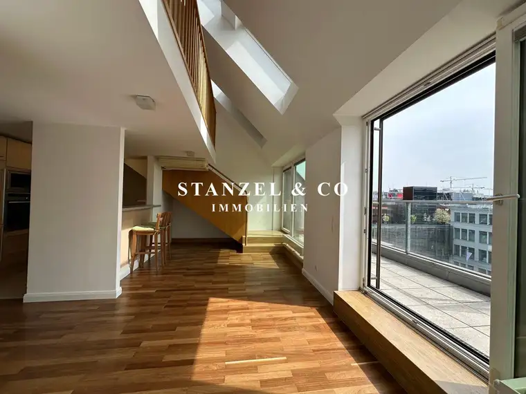 SONNIGES LOFTARTIGES DACHGESCHOSS MIT SCHÖNEM BLICK