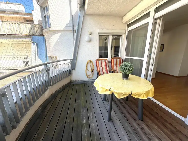 TERASSENAPARTMENT IN SCHÖNEM STILHAUS