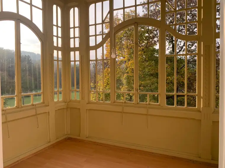 Wohnen in einer Villa! - 100 m² Mietwohnung mit ca. 6.000m² Garten zur Mitbenutzung - Nähe Langenlois