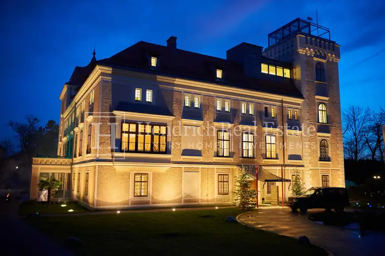 Saniertes 2.200 m² Wohnschloss mit Potential am Wiener Stadtrand - 5 Hektar Park