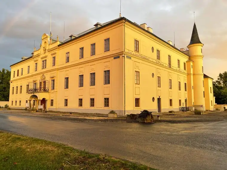 Wohnen im Schloss - großzügige 80 m² Wohnung mit Küche