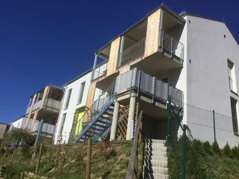 Sonnige Wohnung mit Terrasse, Gartenanteil und Carport