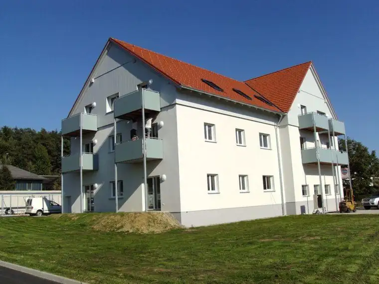 Sonnige Wohnung mit Balkon inkl. Einbauküche und Carport
