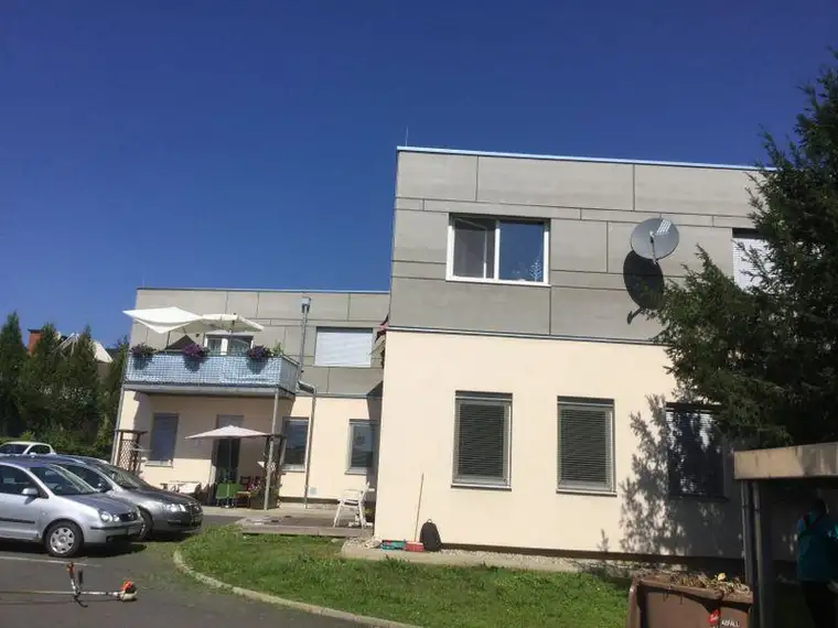 Wohnung mit Einbauküche, Terrasse und Parkplatz