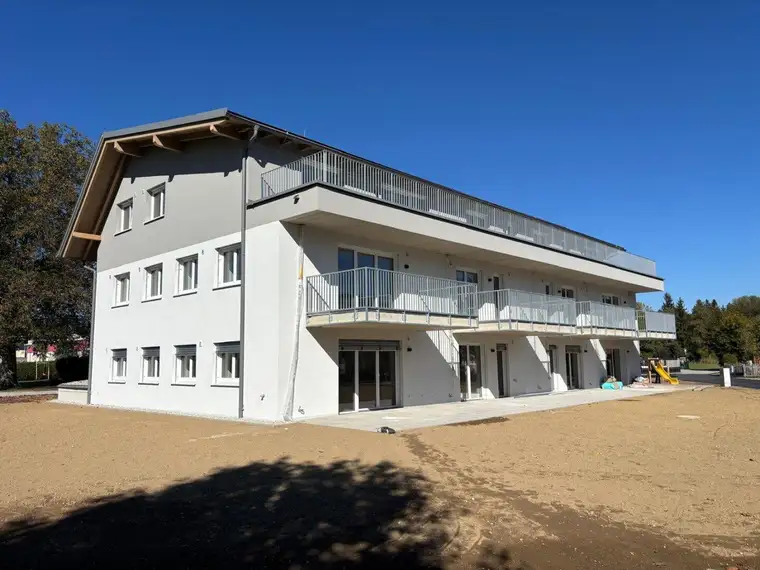 Exklusiv ausgestattete, neue 2-Zi. Gartenwohnung in Toplage von Bürmoos!