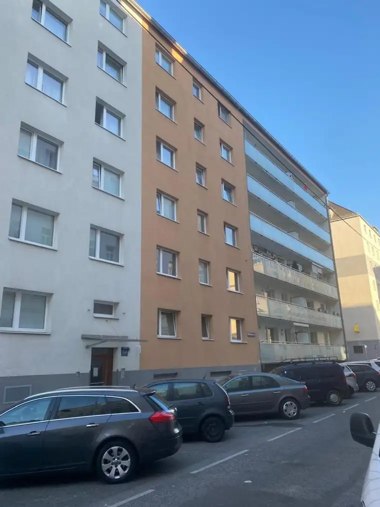 HELLE und gepflegte DREI Zimmer-Wohnung wartet auf Sie !