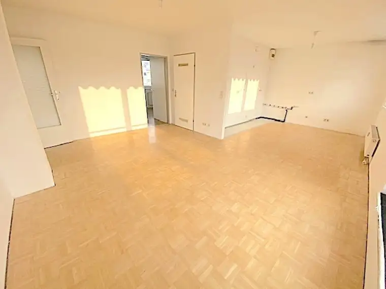 NEUER PREIS! PROVISIONSFREIE 3-ZIMMER DG-WOHNUNG MIT GROSSER TERRASSE IN DER FORSTHAUSGASSE!