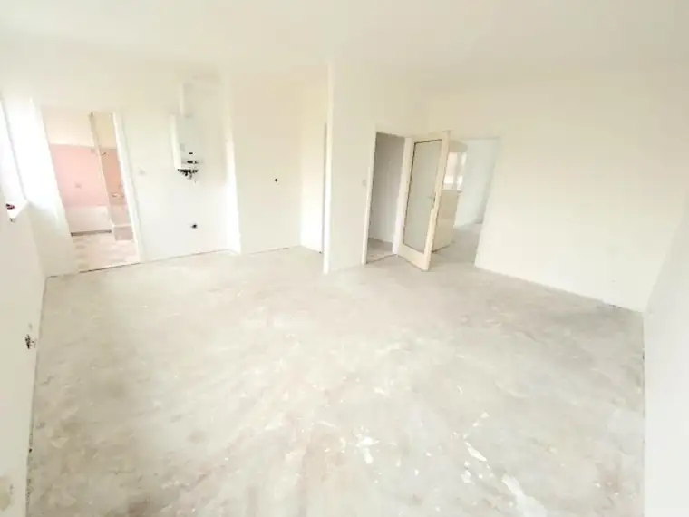NEUER PREIS! PROVISIONSFREI VOM EIGENTÜMER! UNSANIERTE 2-ZIMMER WOHNUNG NÄHE HANDELSKAI!