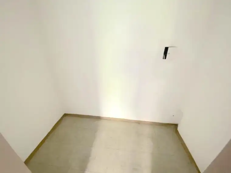 PROVISIONSFREI! HAUSEIGENER POOL! UNSANIERTE 2-ZIMMER WOHNUNG MIT TERRASSE AUF DER HOHEN WARTE!