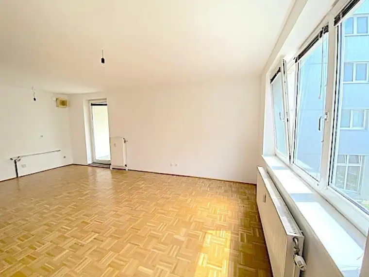 NEUER PREIS! PROVISIONSFREI! 1-ZIMMER WOHNUNG MIT LOGGIA IN DER FORSTHAUSGASSE 16!