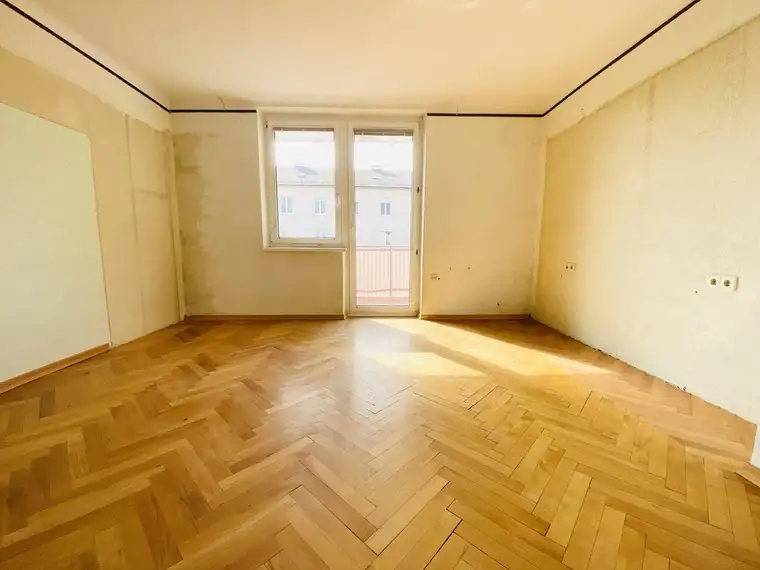 PROVISIONSFREIE 4-ZIMMER-WOHNUNG MIT VIEL POTENZIAL!