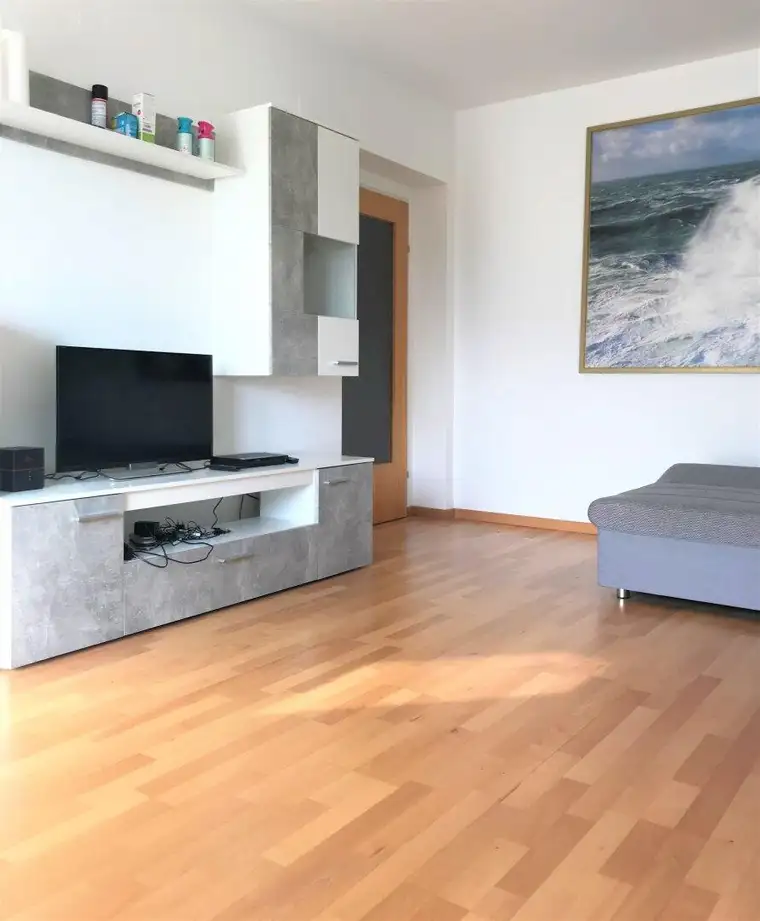 Nette 2-Zimmerwohnung mit Südloggia und Autoabstellplatz!