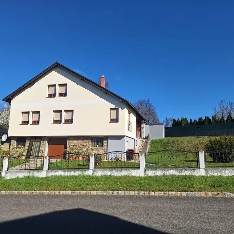 Einfamilienhaus auf großem Grundstück