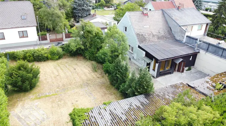 Wiener Neustadt: Grundstück mit Abbruchhaus und Nebengebäude