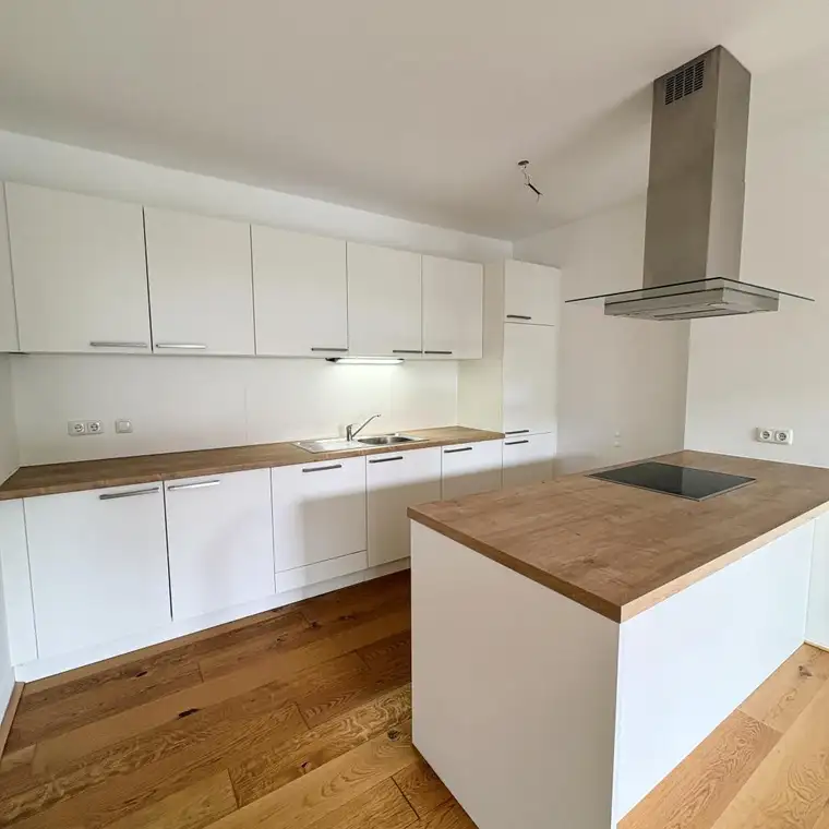 Große Dachgeschoßwohnung inkl. Einbauküche &amp; Loggia - TG-ABSTELLPLÄTZE KOSTENLOS - Top B13