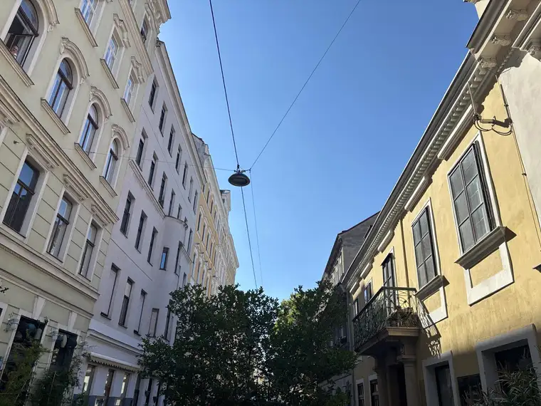 Mitten im 8. ! Altbau mit Balkon