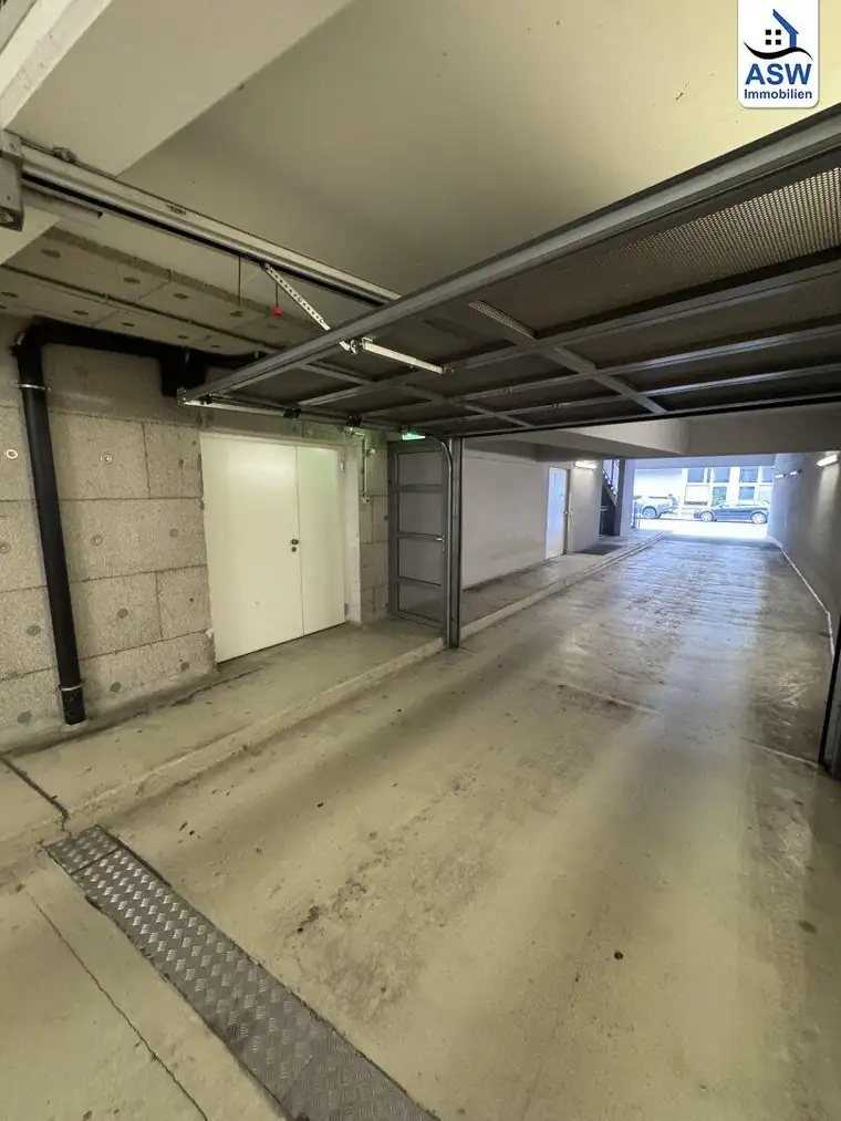 Großer und sehr zentral gelegener Lagerraum mit Anlieferungsrampe.