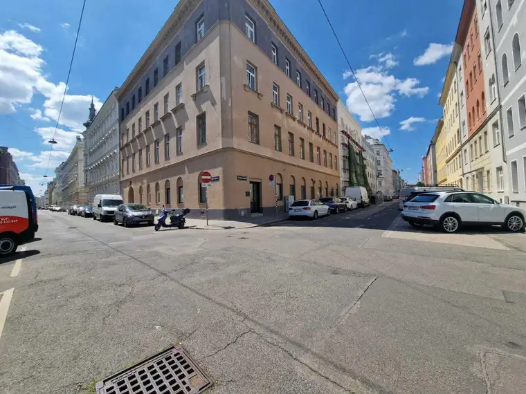 Großes Ecklokal - teilbar in drei Einheiten.