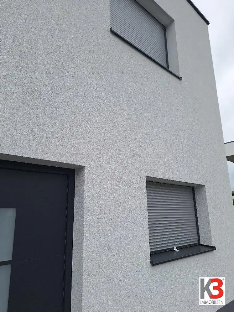 K3 - MODERNE DOPPELHAUSHÄLFTE. Neubau im Erstbezug. Hochwertige und elegante Ausführung. Carport. Unverbaubarer Fernblick nach Süden.