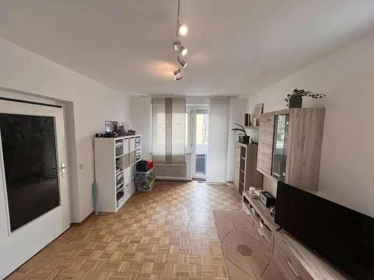 ++schöne, saubere ETW mit Loggia und Auto-Abstellplatz in guter Lage**