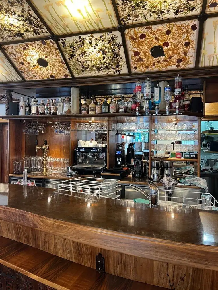 Etabliertes, voll eingerichtetes Café in attraktiver Lage zu vermieten
