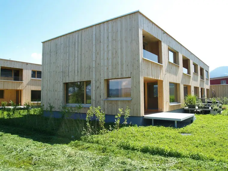 Neubau - Vollholz, 5 Zimmer Wohnung in Feldkirch Gisingen und eigenem Kellerzugang und Garten, Bezug kurzfristig möglich.