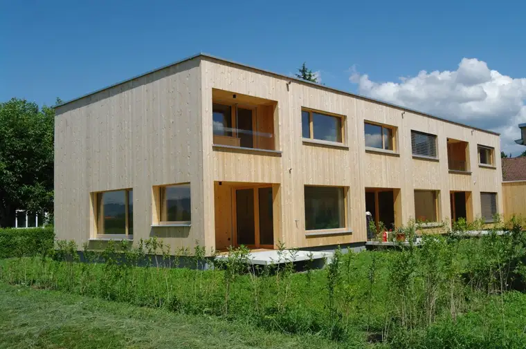 Neubau - Vollholz Randreihenhaus mit 5 1/2 Zimmer in Feldkirch Gisingen und eigenem Keller, Bezug schon bald möglich.