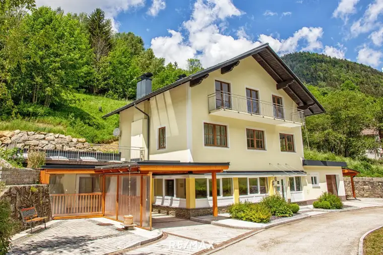 Vielseitiges Wohnhaus in idyllischer Umgebung auch perfekt als Mehrfamilienhaus geeignet! Angebotsverfahren!