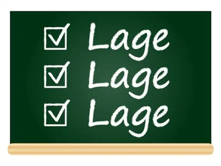 LAGE Zweifamilienhaus mit 2.541 qm Grund