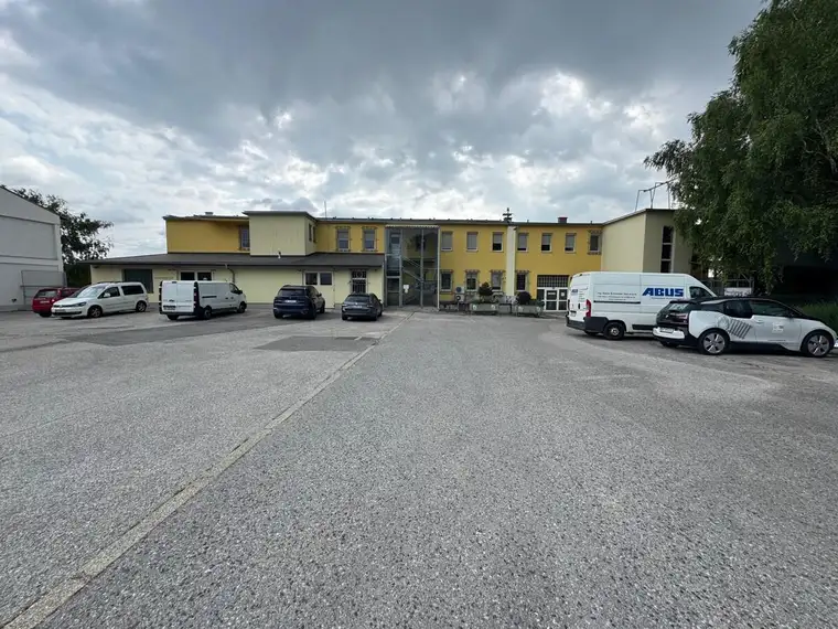 kompakte Büroflächen mit Stellplätzen