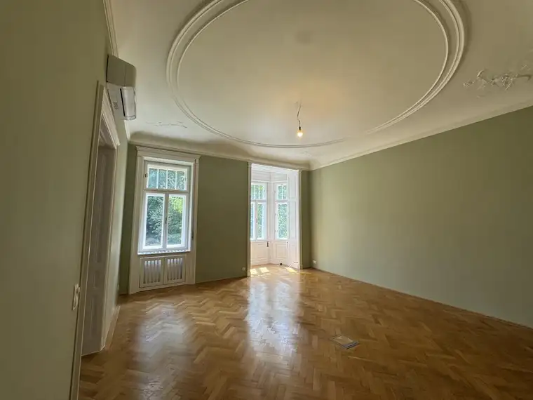Villenetage (+ Einliegerbüro mit Bad) mit perfektem Grundriss - Wohnen und Arbeiten mit Ambiente.