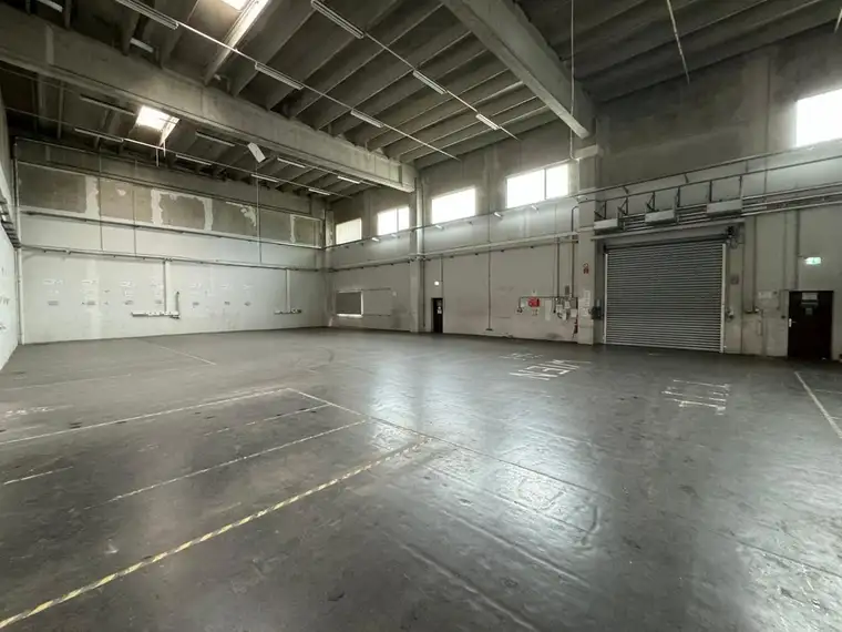 Produktions- und Lagerhalle mit Büro