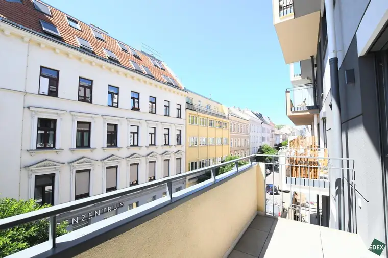 Neuwertige Balkonwohnung mit hochwertiger Ausstattung und perfekter Anbindung