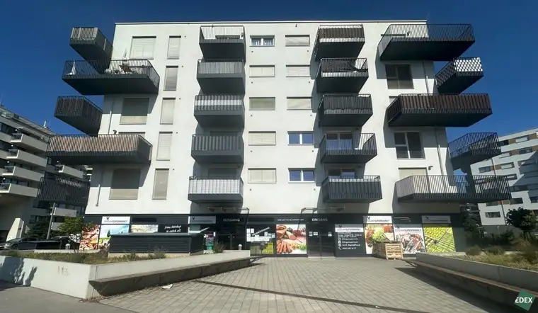 Moderne Gewerbefläche mit hoher Sichtbarkeit und flexibler Nutzung
