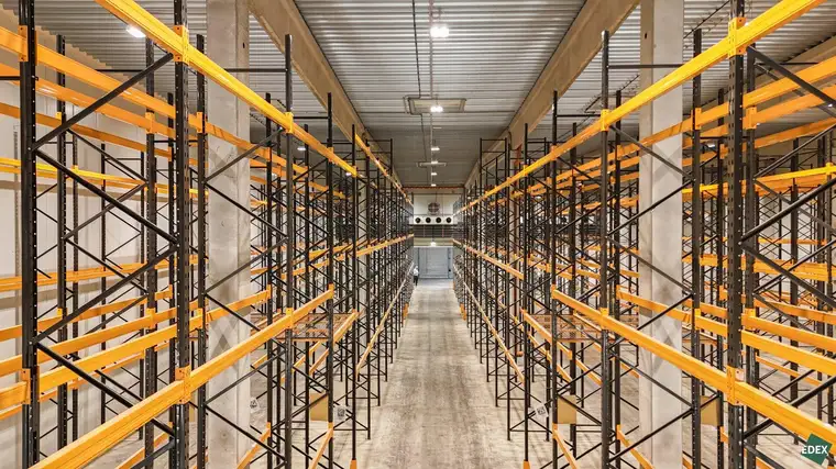 Modernes Regallager (9,5m RH) an der S33