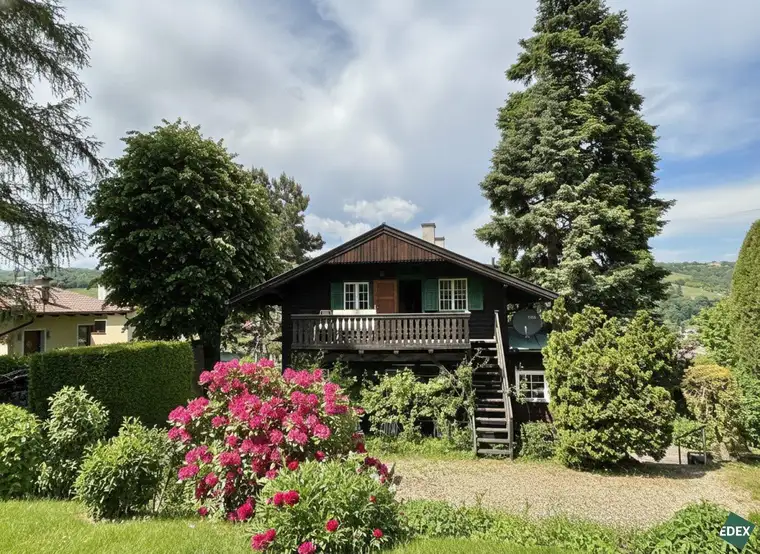 Tirolerhaus auf großem Grundstück und herrlichem Weitblick über die Weinberge