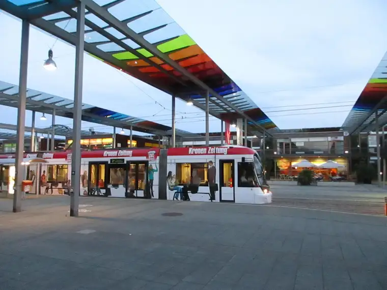 Büro beim Ärztezentrum oberhalb der Apotheke, mit Klimaanlage und Lift im 1. Stock