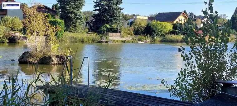 Großes Grundstück direkt am See !!