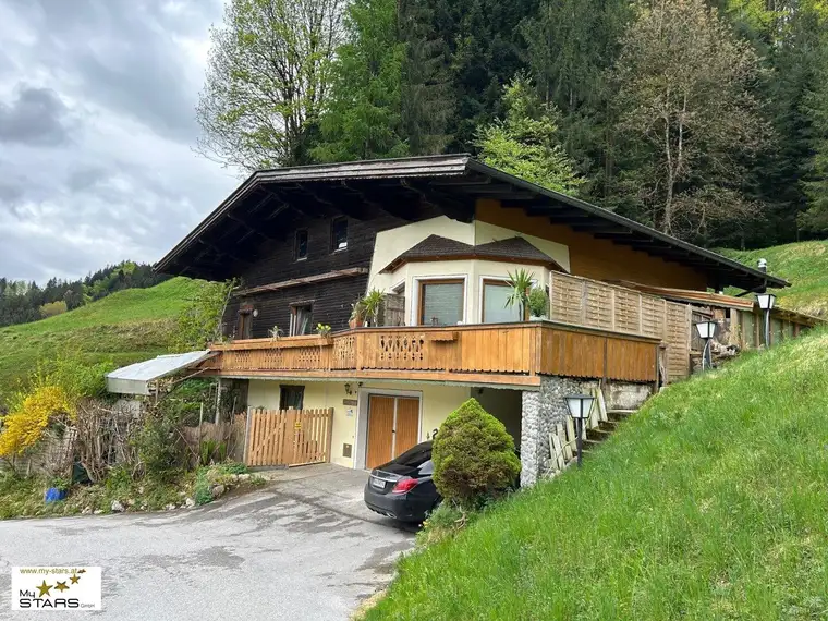 Wohnhaus mit 5-Zimmer in Ruhelage, mit großem Balkon, Keller, Garage und Carport!