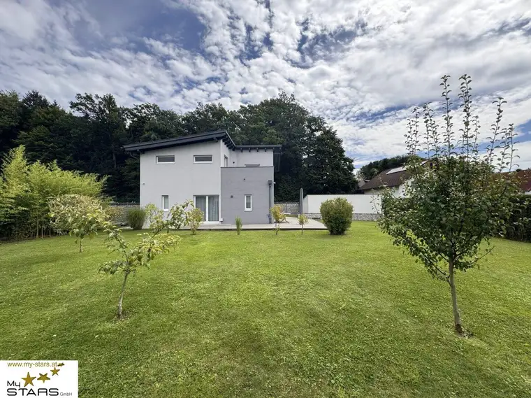 neuer Kaufpreis: Gepflegtes Zuhause nahe dem Mattsee mit großem Garten, Dachterrasse und Doppel-Carport!
