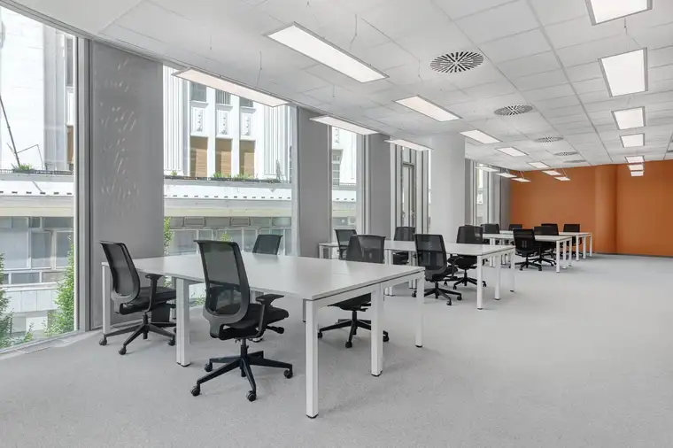 Beziehen Sie einsatzbereite Großraumbüros für 10 Personen in Regus Messecarree 