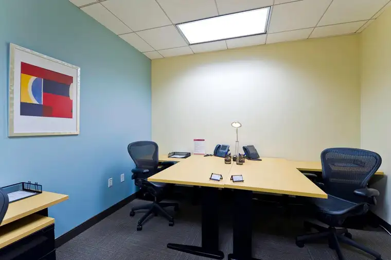 Privater Büroraum für 3 Personen in Regus Raaba