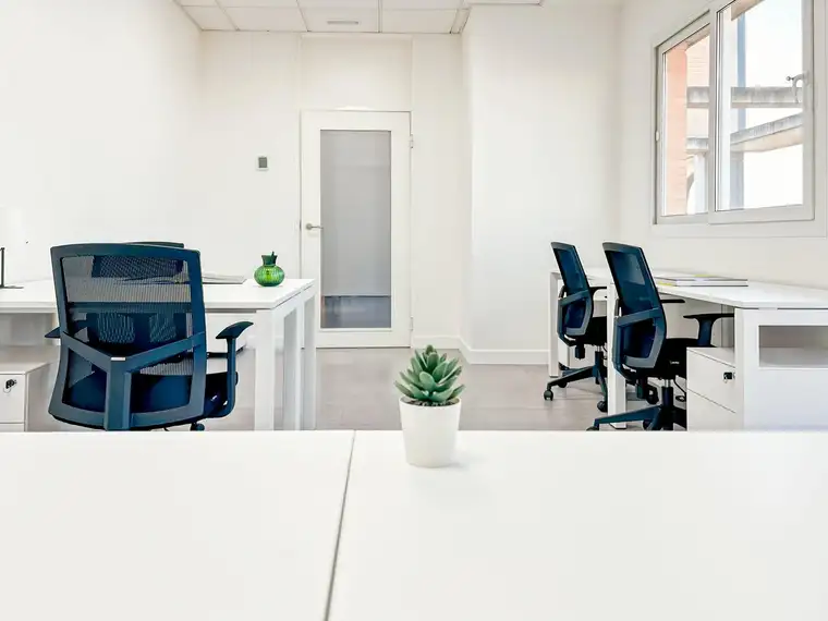 Privater Büroraum für 3 Personen in Regus Raaba