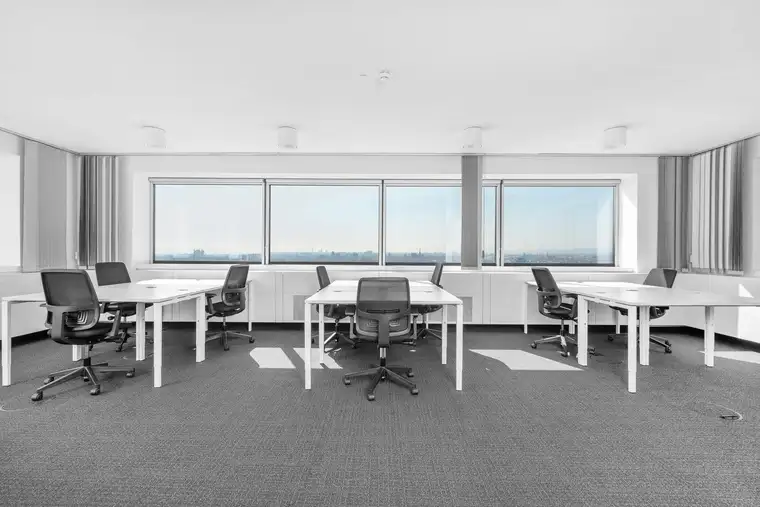 Privater Büroraum für 5 Personen in Regus Millennium Tower