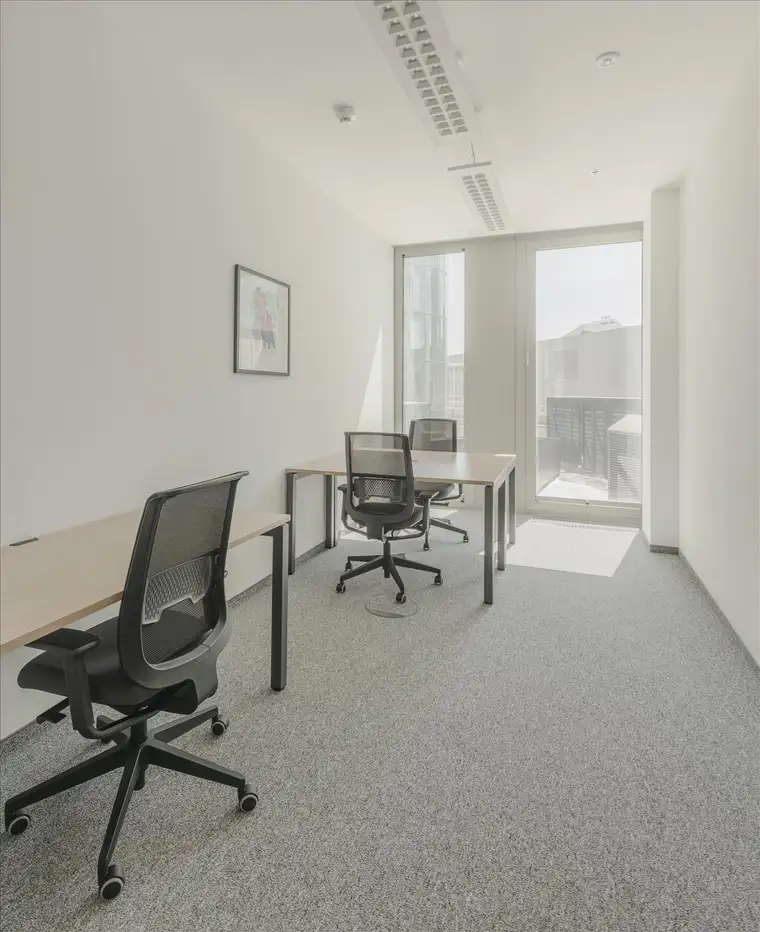 Privater Büroraum für 3 Personen in Regus Icon Tower