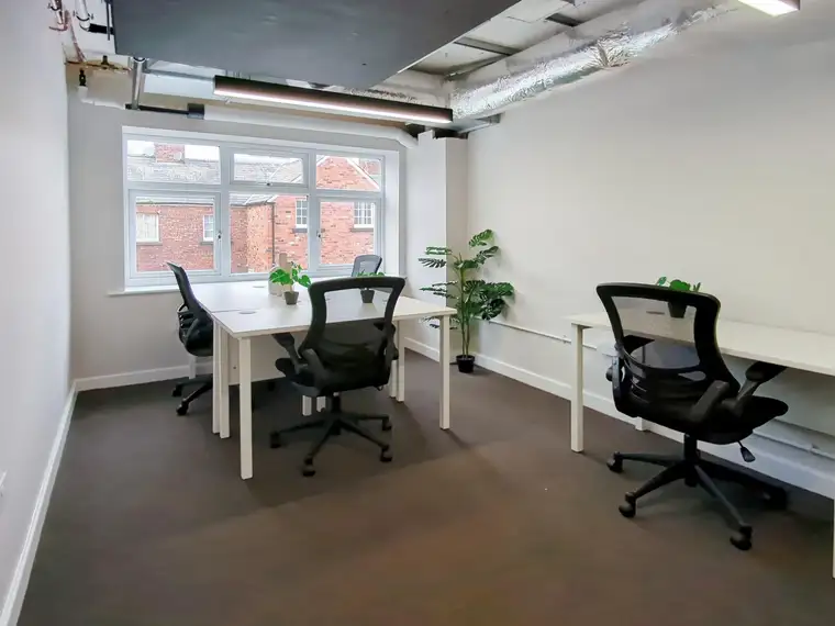 Privater Büroraum für 3 Personen in Regus Hall Haus