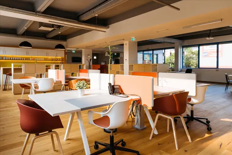 Buchen Sie sich einen eigenen Schreibtisch in Regus Smart City 
