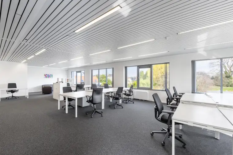 Privater Büroraum für 5 Personen in Regus Flybridge 